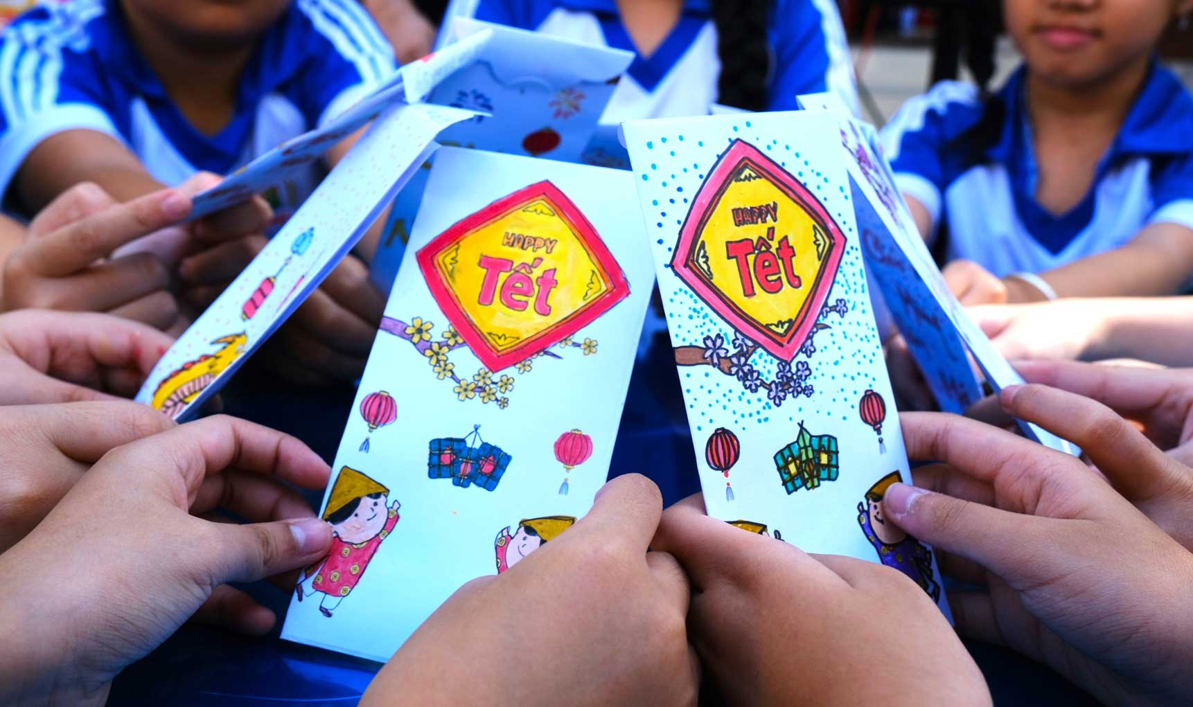 Les eleves de l'ecole primaire Cai Khe 1 (ville de Can Tho) fabriquent eux-memes des enveloppes rouges porte-bonheur pour collecter des fonds.