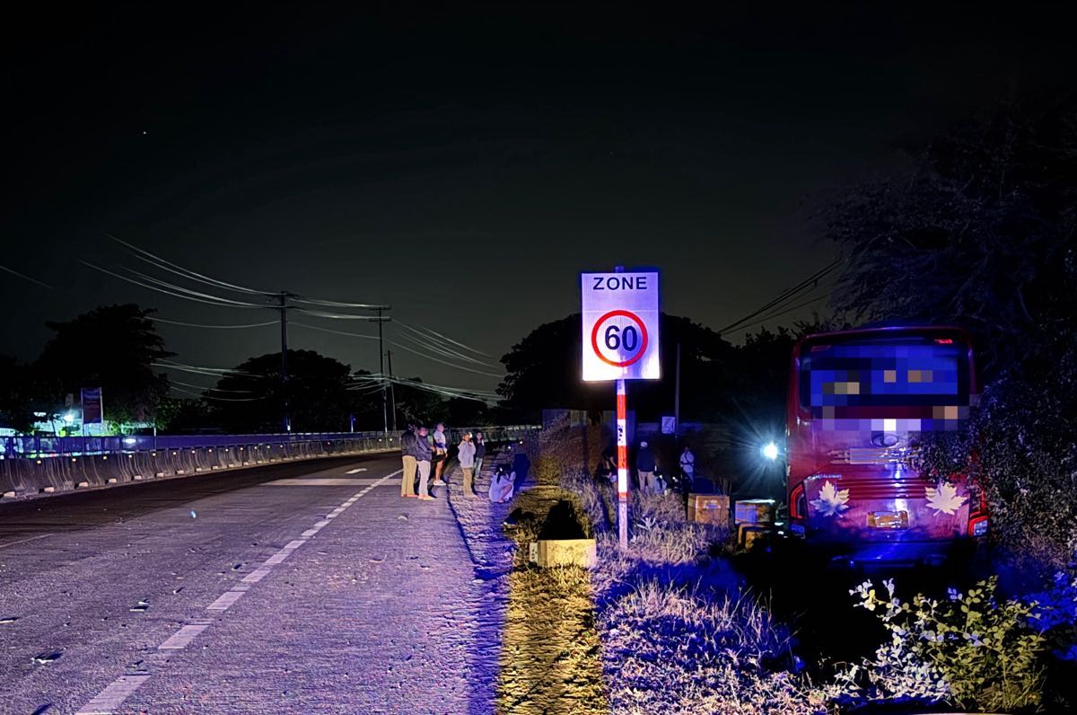 Hien truong xe khach lao vao le duong sau cu va cham xe may. Anh: Duy Tuan 