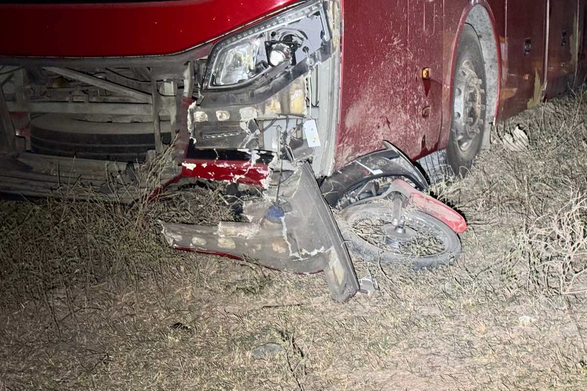 Xe may gay nat nam truoc dau xe khach. Anh: Duy Tuan 