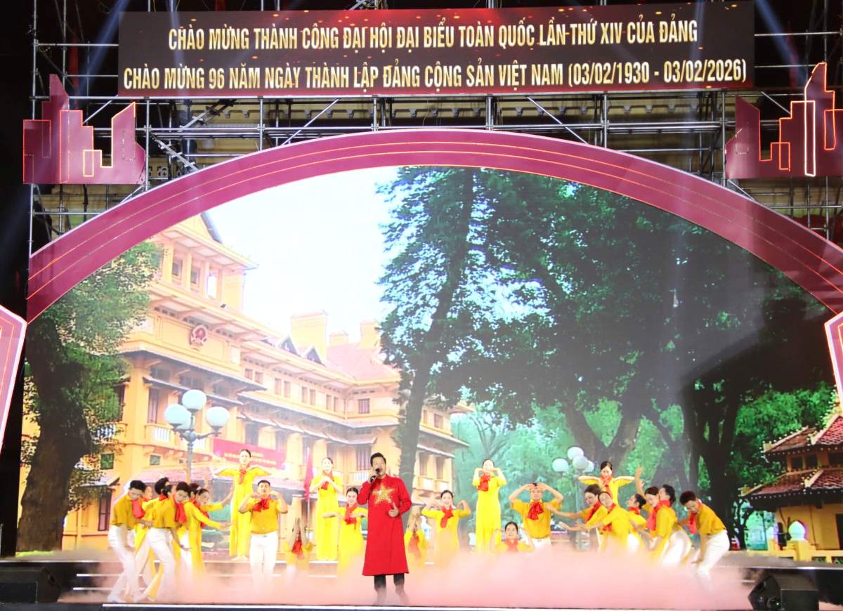 Chuong trinh nghe thuat duoc dan dung cong phu, truyen hinh truc tiep tu ca 2 diem cau. Ảnh: Vu Duyen