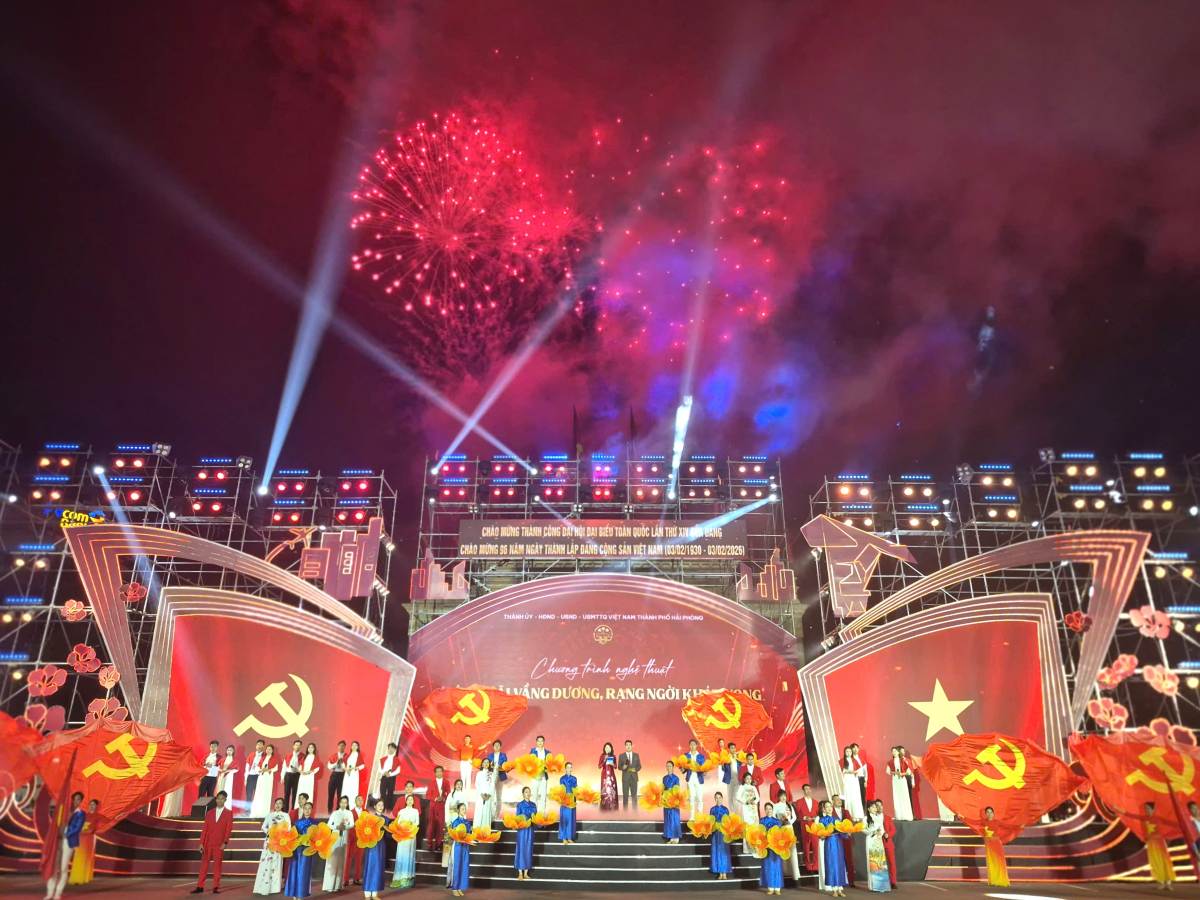 Fireworks display to celebrate the success of the 14th Party Congress in Hai Phong City. Photo: Vu Duyen