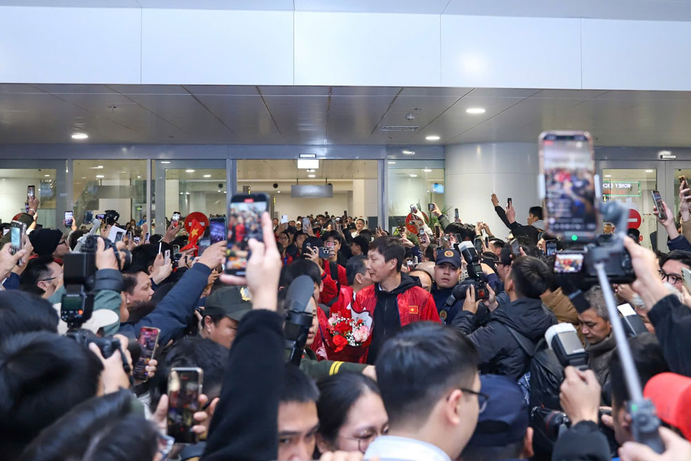 Cientos de aficionados dan la bienvenida a la sub-23 de Vietnam. Foto: Cong Tri