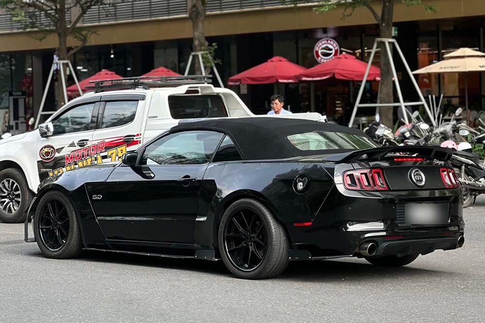 Ford Mustang GT/CS Convertible appears on the streets of Ho Chi Minh City, attracting attention thanks to its sporty design and 5.0-liter V8 engine. Photo: Phong Diep