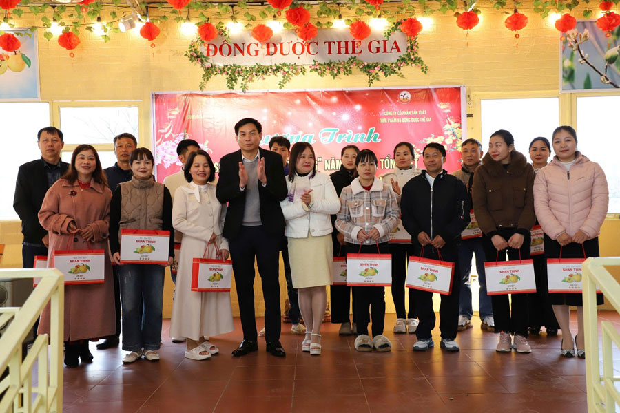 chuong trinh “Tet Sum vay – Xuan on Dang” Cong doan phuong Nghia Lo va Cong doan co so Cong ty Co phan San xuat Thuc pham va Dong duoc The Gia da mang den nhieu phan qua y nghia cho nguoi lao dong. Anh: Bao Nguyen