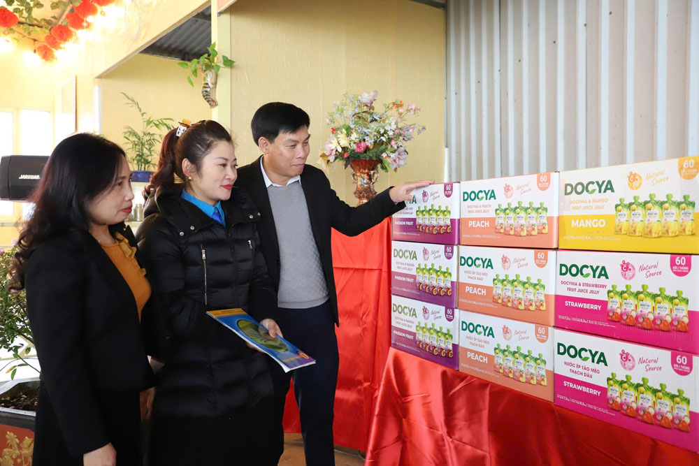 Thuong truc Cong doan phuong Nghia Lo cung lanh dao doanh nghiep tham quan cac san pham cua cong ty. 