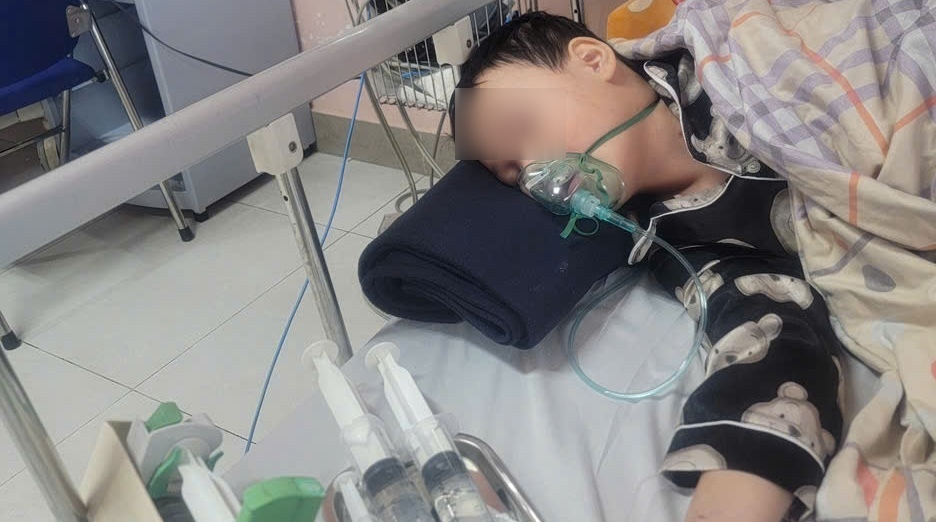 Nhu Ngoc bat dong giua day truyen, may moc ho tro ho hap tai Benh vien Nhi Trung uong. Anh: Gia dinh cung cap 