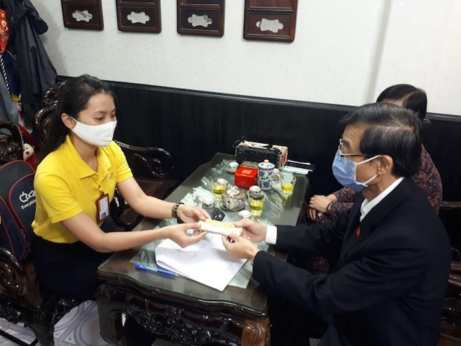 People should note that they will have to terminate their unemployment benefits when receiving goods pensions. Photo: Ha Anh