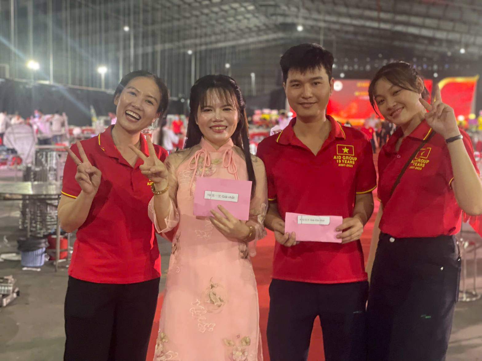 Nguoi lao dong boc tham trung thuong tien mat gia tri lon. Anh: Dinh Trong