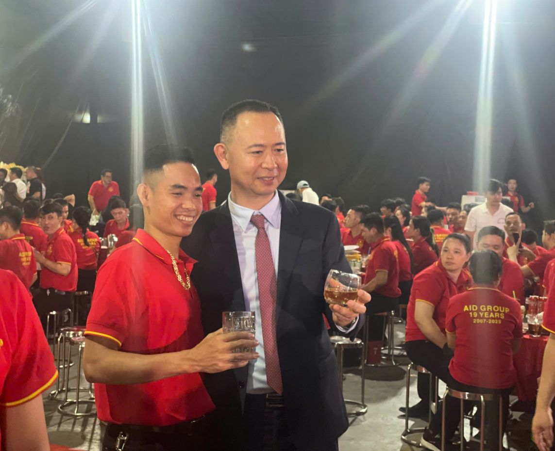 Ong Hei Sen Mao - Chu tich HDQT Cong ty TNHH Ky nghe cua Y A Chau di xuong tung ban nang ly cam on cong nhan da dong hanh cung doanh nghiep. Anh: Anh: Dinh Trong