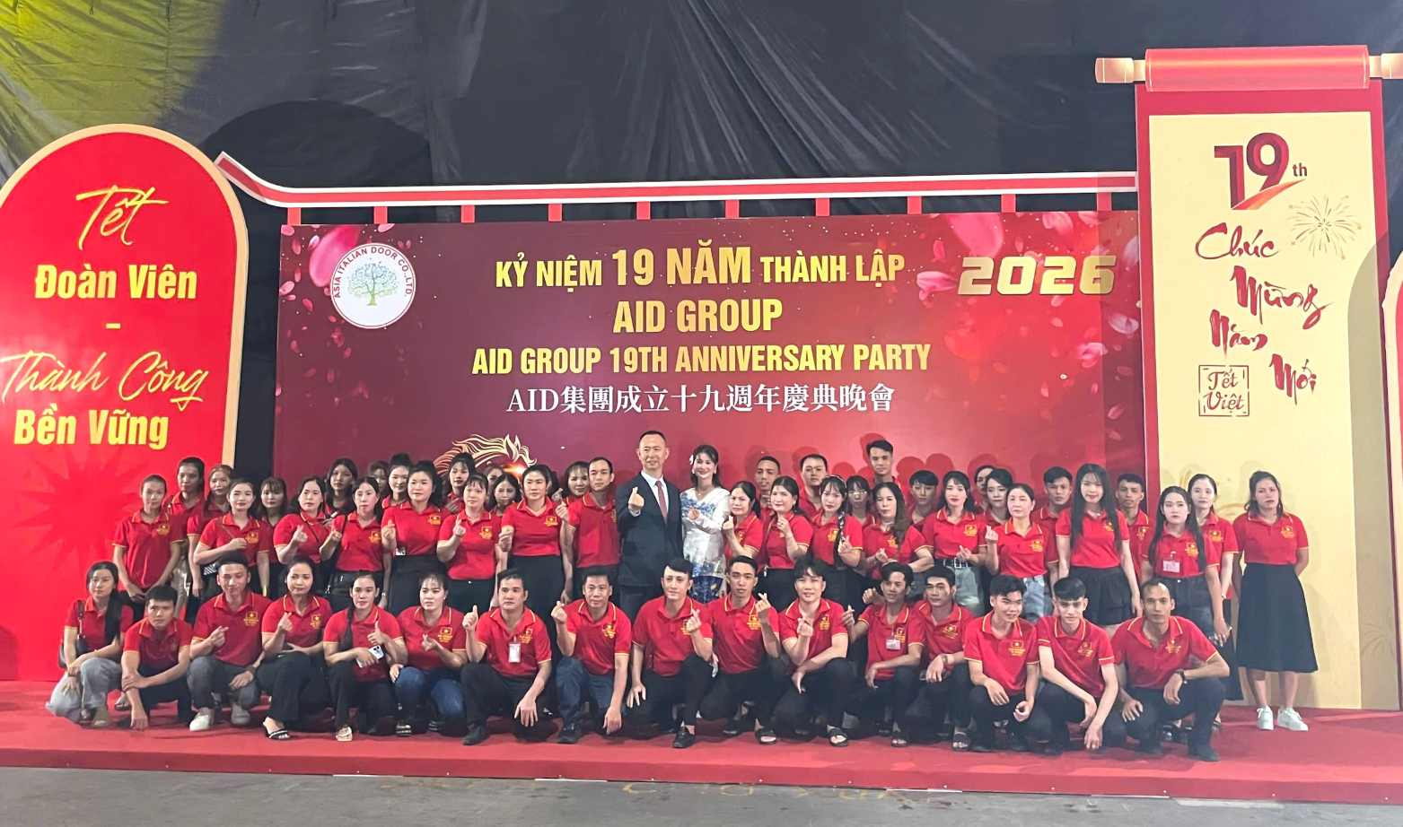 Lanh dao doanh nghiep chup hinh luu niem cung cong nhan lao dong. Anh: Dinh Trong