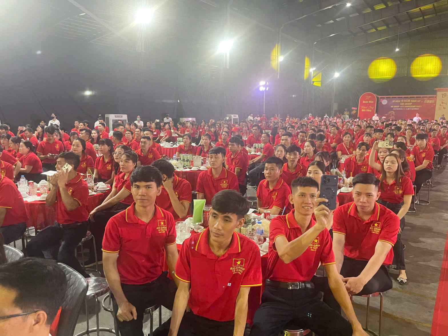 Cong ty to chuc khoang 150 ban tiec tri an cong nhan. Anh: Dinh Trong