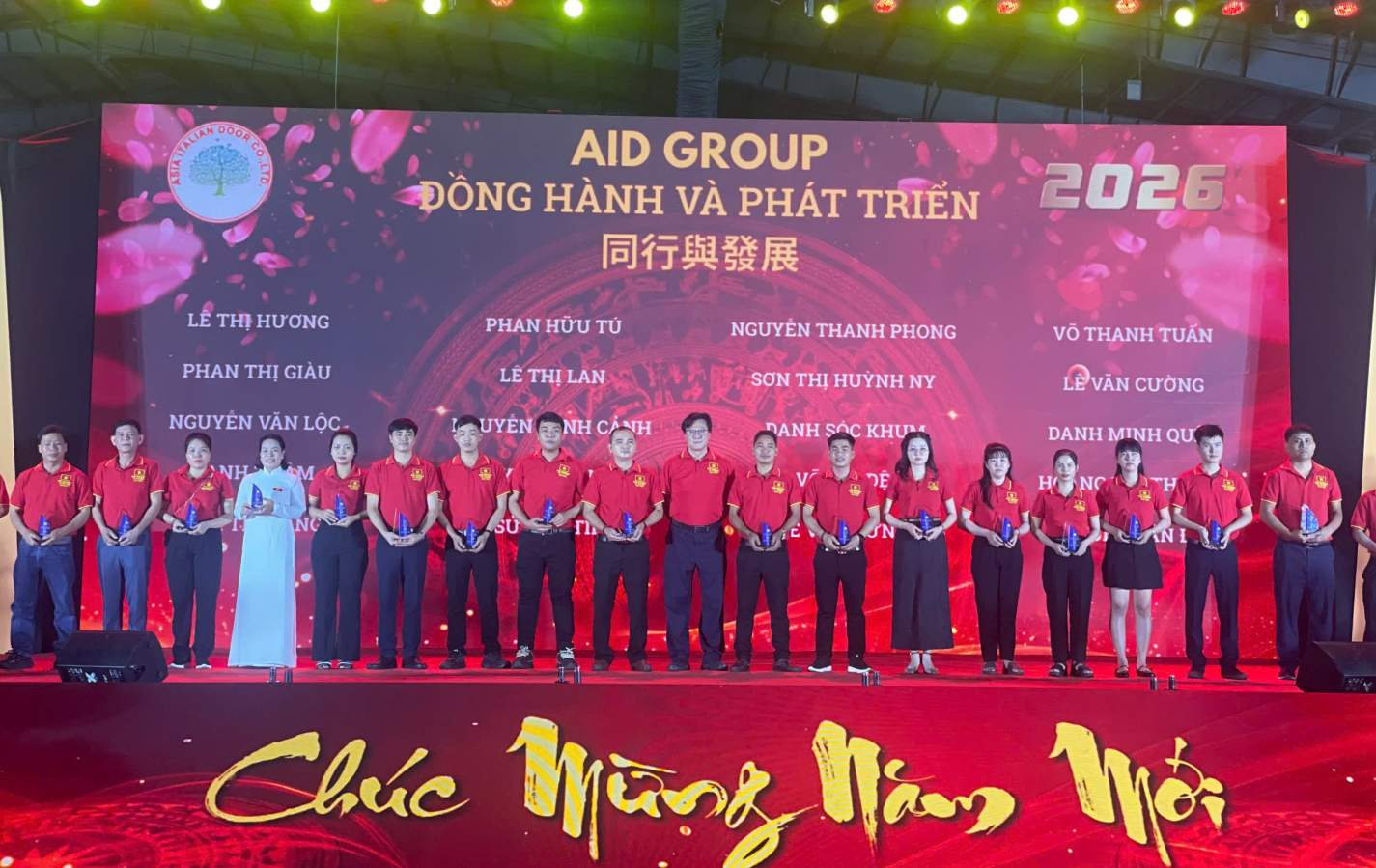 Nguoi lao dong duoc cong ty tri an va khen thuong. Anh: Dinh Trong