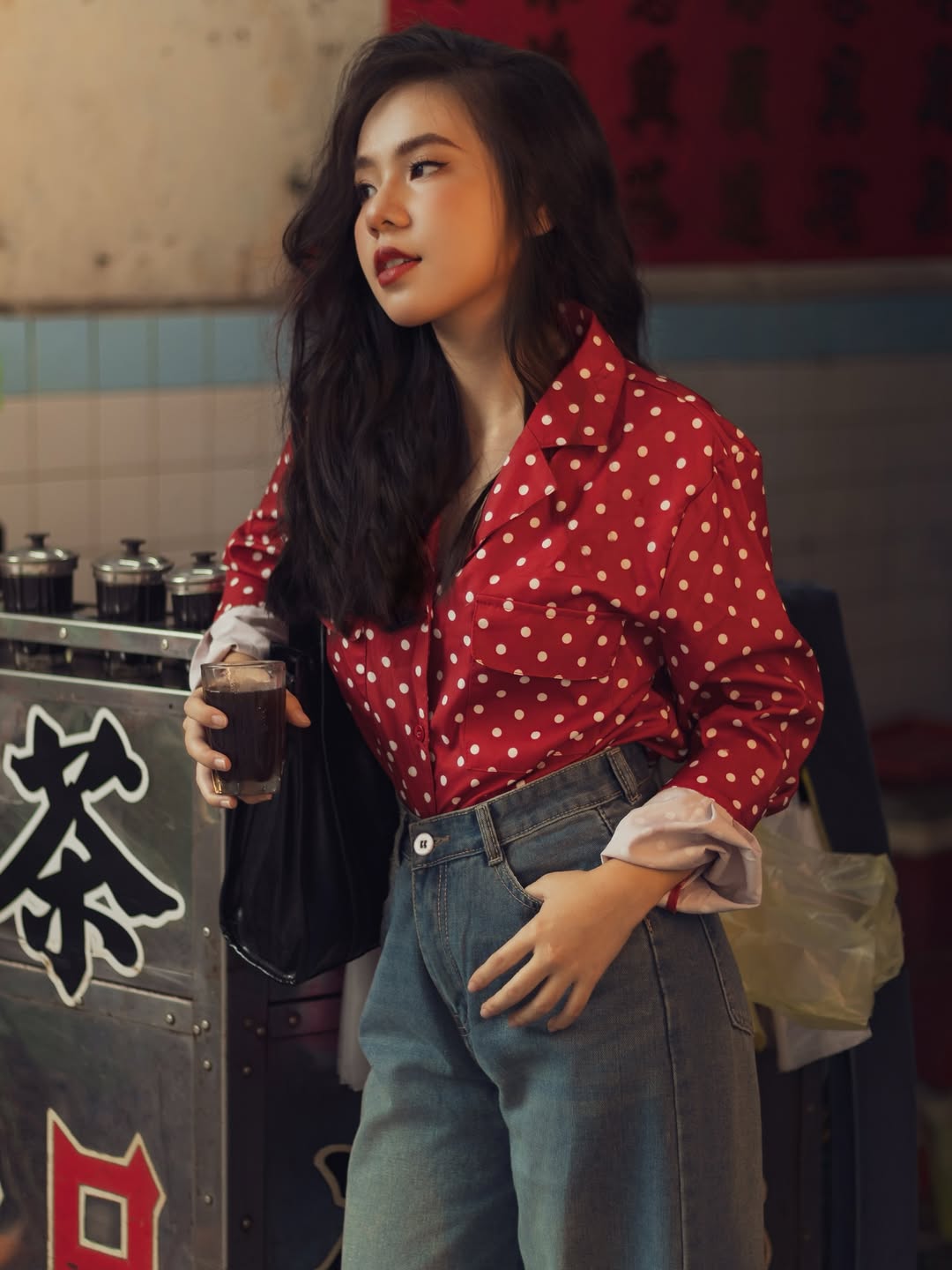 Ngoài áo dài, địa điểm này cũng khá phù hợp với lựa chọn trang phục theo phong cách Hong Kong (Trung Quốc) những năm 90. Ảnh: Ai Chụp Thì Sách