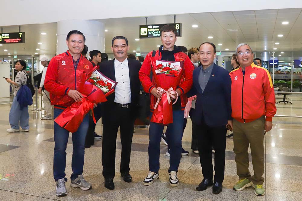 Don doi tai san bay co dai dien lanh dao Cuc The duc The thao Viet Nam, Lien doan bong da Viet Nam, nguoi than cac cau thu cung dong dao nguoi ham mo. 