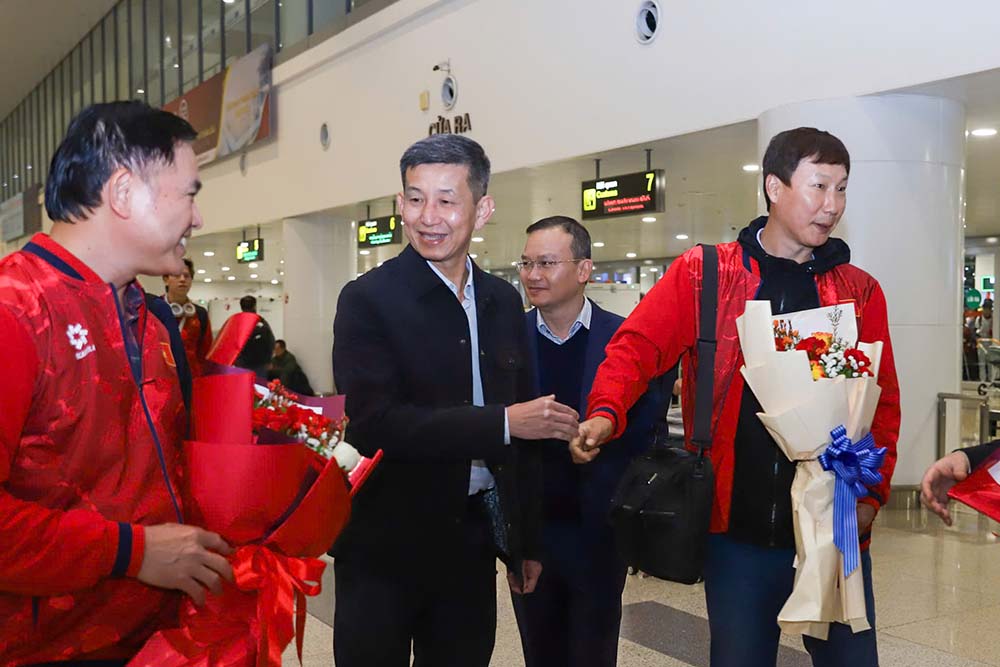 Cuc truong Cuc The duc The thao Viet Nam Nguyen Danh Hoang Viet co mat o san bay de don doi.