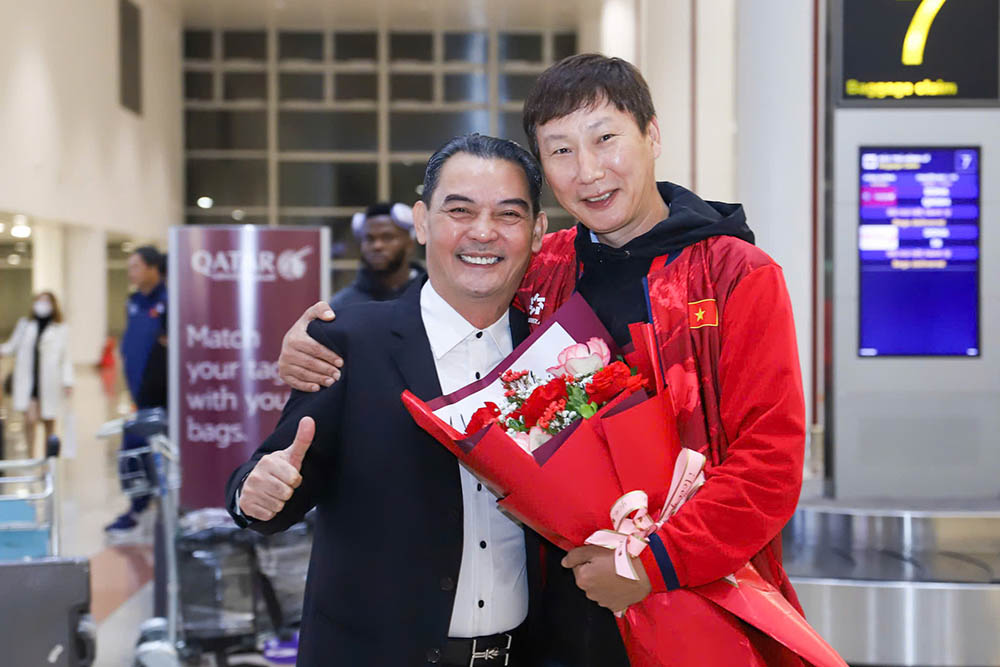 Lanh dao Cuc The duc The thao Viet Nam va Lien doan bong da Viet Nam vui mung chuc mung huan luyen vien Kim Sang-sik va cac cau thu.