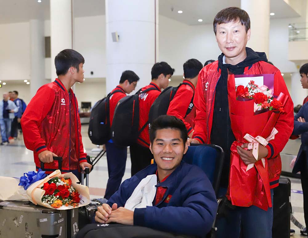 Trung ve Nguyen Hieu Minh duoc ho tro di chuyen bang xe lan o san bay.