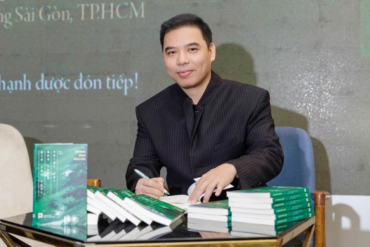 Writer Duong Binh Nguyen. Photo: Publishing House.