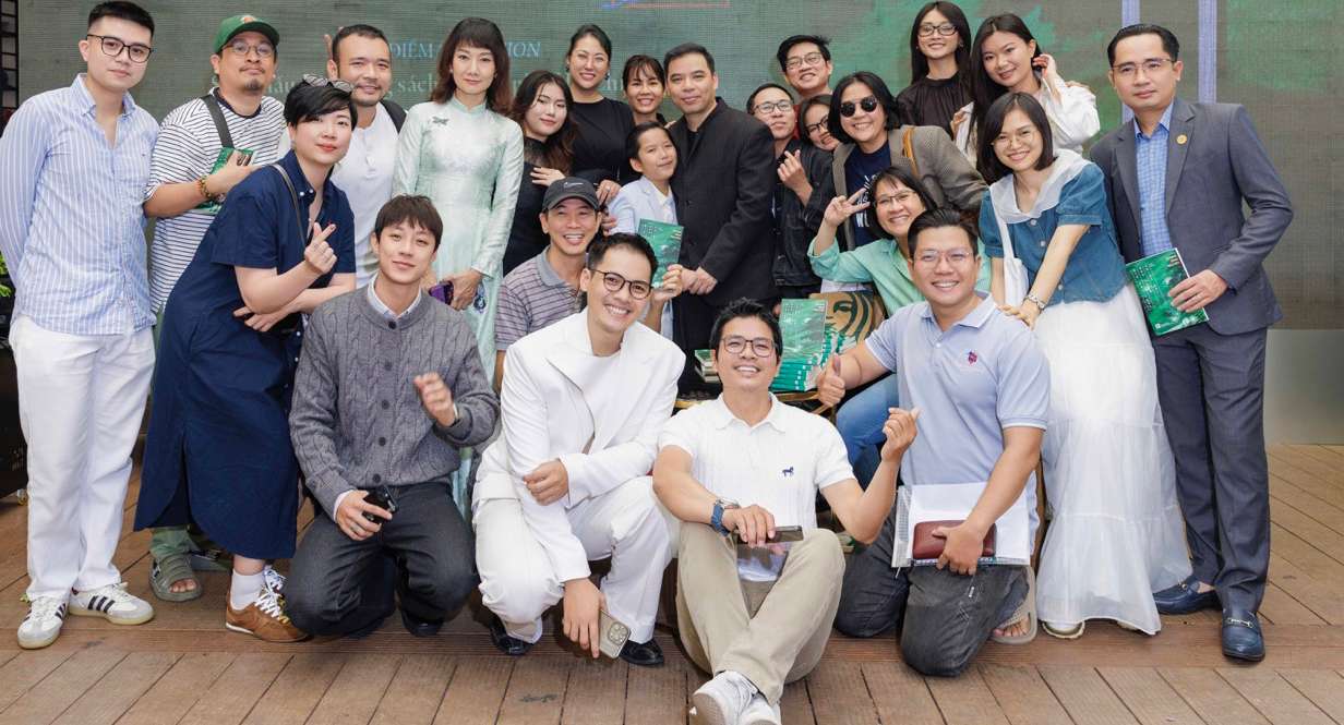 Dan sao ung ho sach cua nha van Duong Binh Nguyen. Anh: Nha xuat ban.