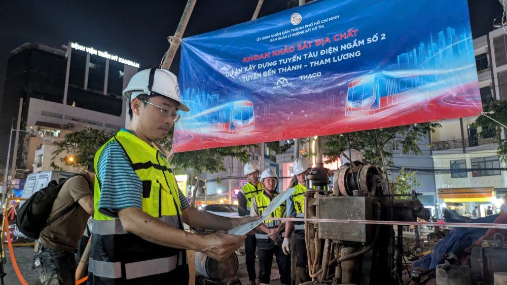 Cac ky su can trong doi chieu ban ve thiet ke de xac dinh chinh xac vi tri cac mui khoan tham do dia chat. Ảnh: Anh Tu