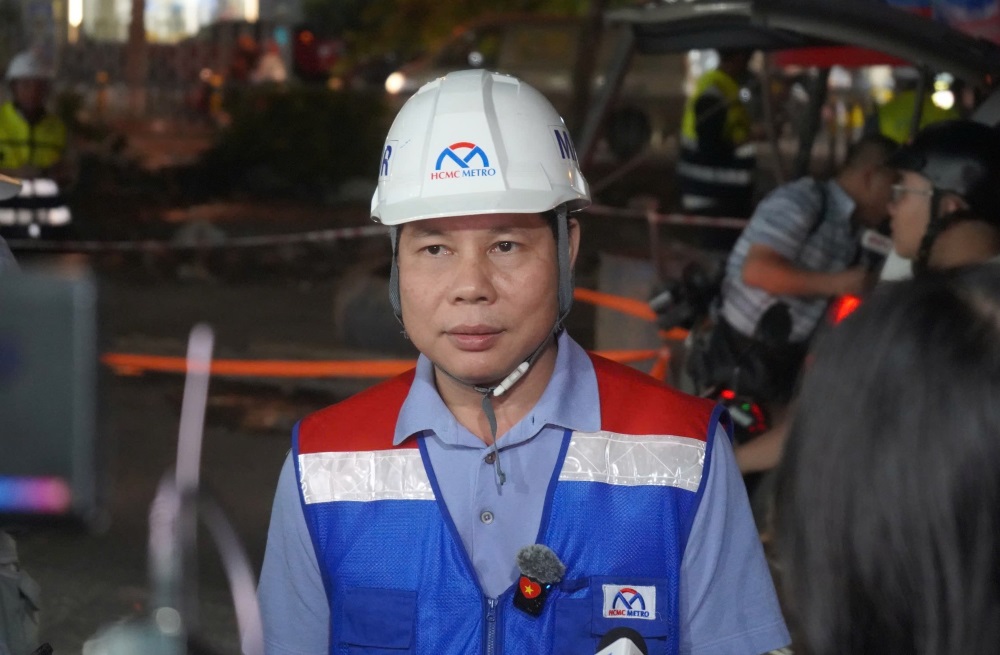 Ong Phan Cong Bang - Truong Ban Quan ly Duong sat do thi TPHCM kiem tra cong tac khoan tham do tai cong truong Metro so 2 trong dem 24.1. Ảnh: Anh Tu