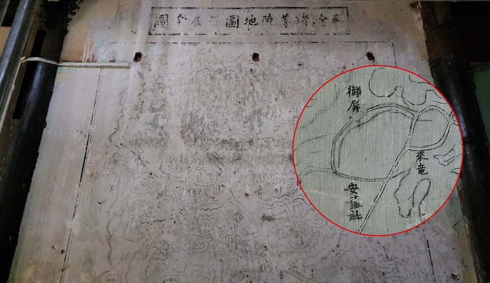 Discovery of a painting suspected to be an ancient map inside the Kham Thien Giam relic. Photo: Nguyen Luan