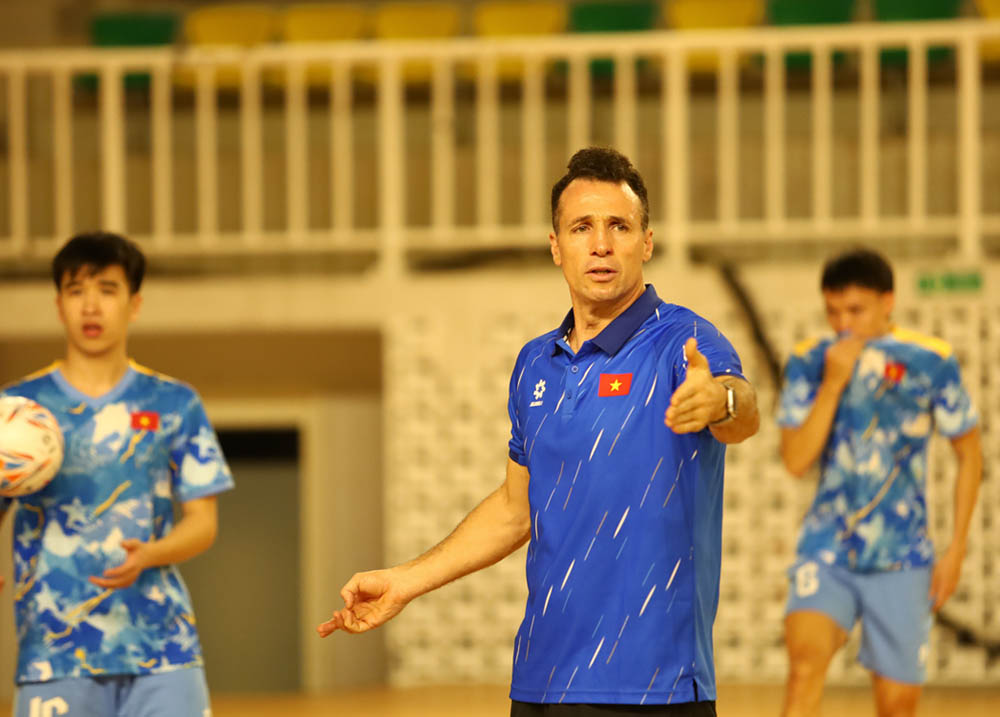 Huan luyen vien Diego Giustozzi cho biet tuyen futsal Viet Nam da chuan bi ki luong. Anh: VFF