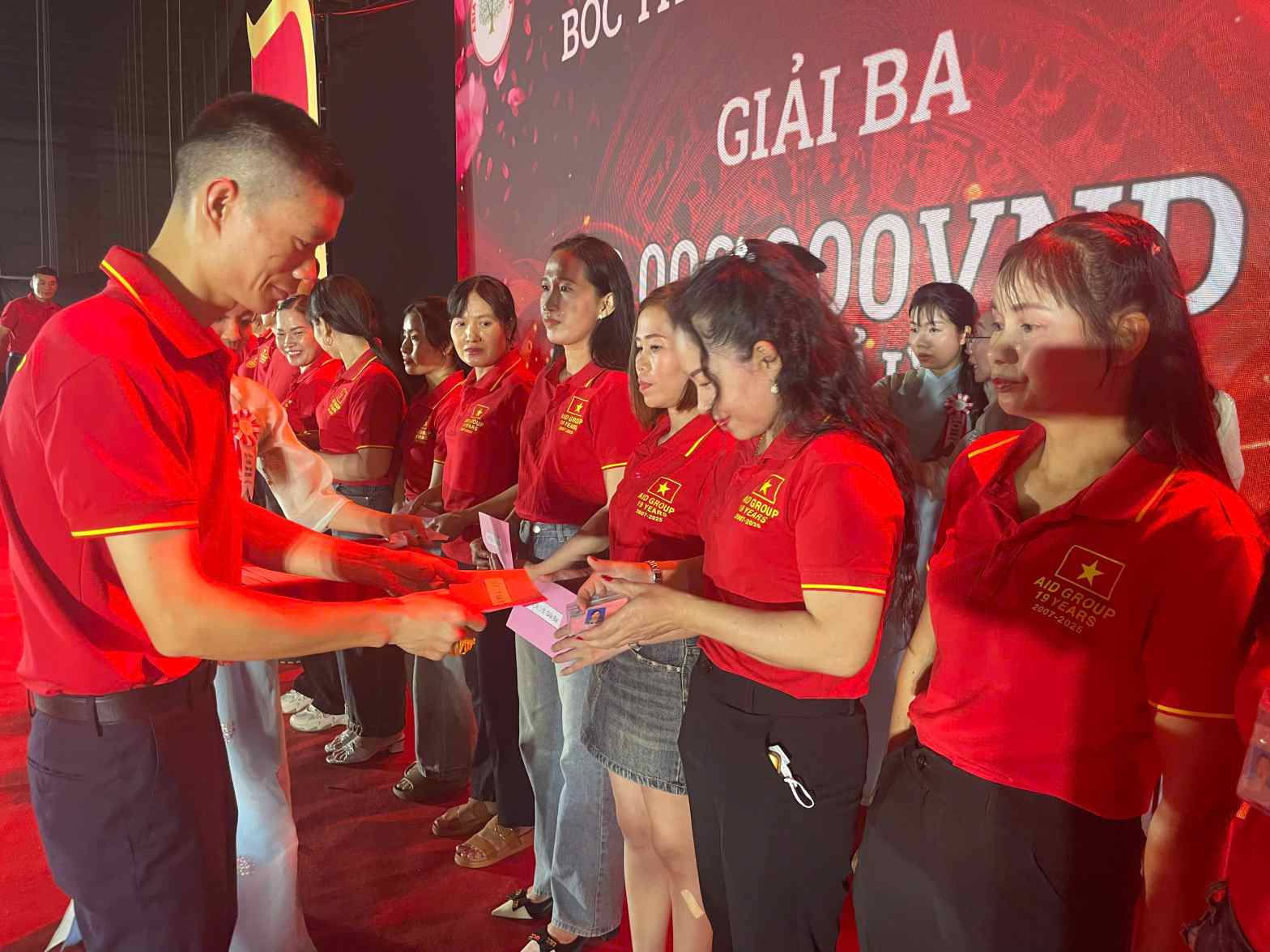 Workers in Ho Chi Minh City have additional income from the year-end lucky draw. Photo: Dinh Trong