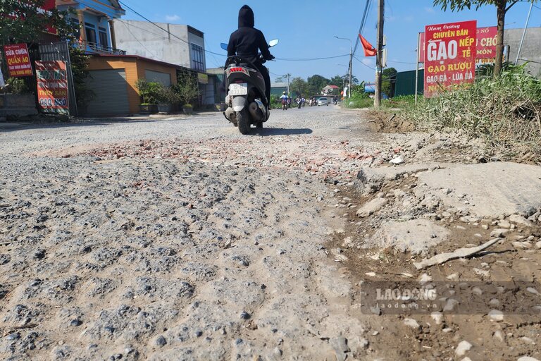 Duong tinh 325B qua trung tam xa Ha Thach cu da xuong cap nhanh chong. Anh: To Cong.