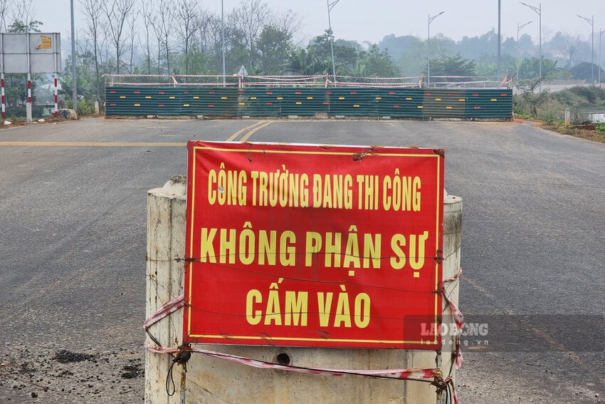 Doan duong bi chan boi hang rao cung truoc do. Anh: To Cong.