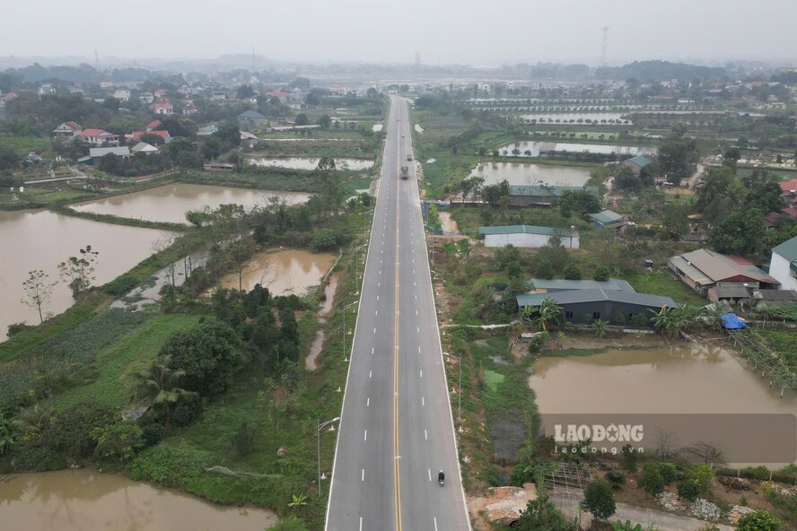 Nay da chinh thuc mo rao, nguoi dan co the luu thong. Anh: To Cong.