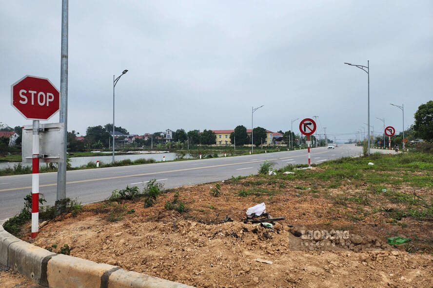 Cac bien bao da duoc lap dat. Anh: To Cong.