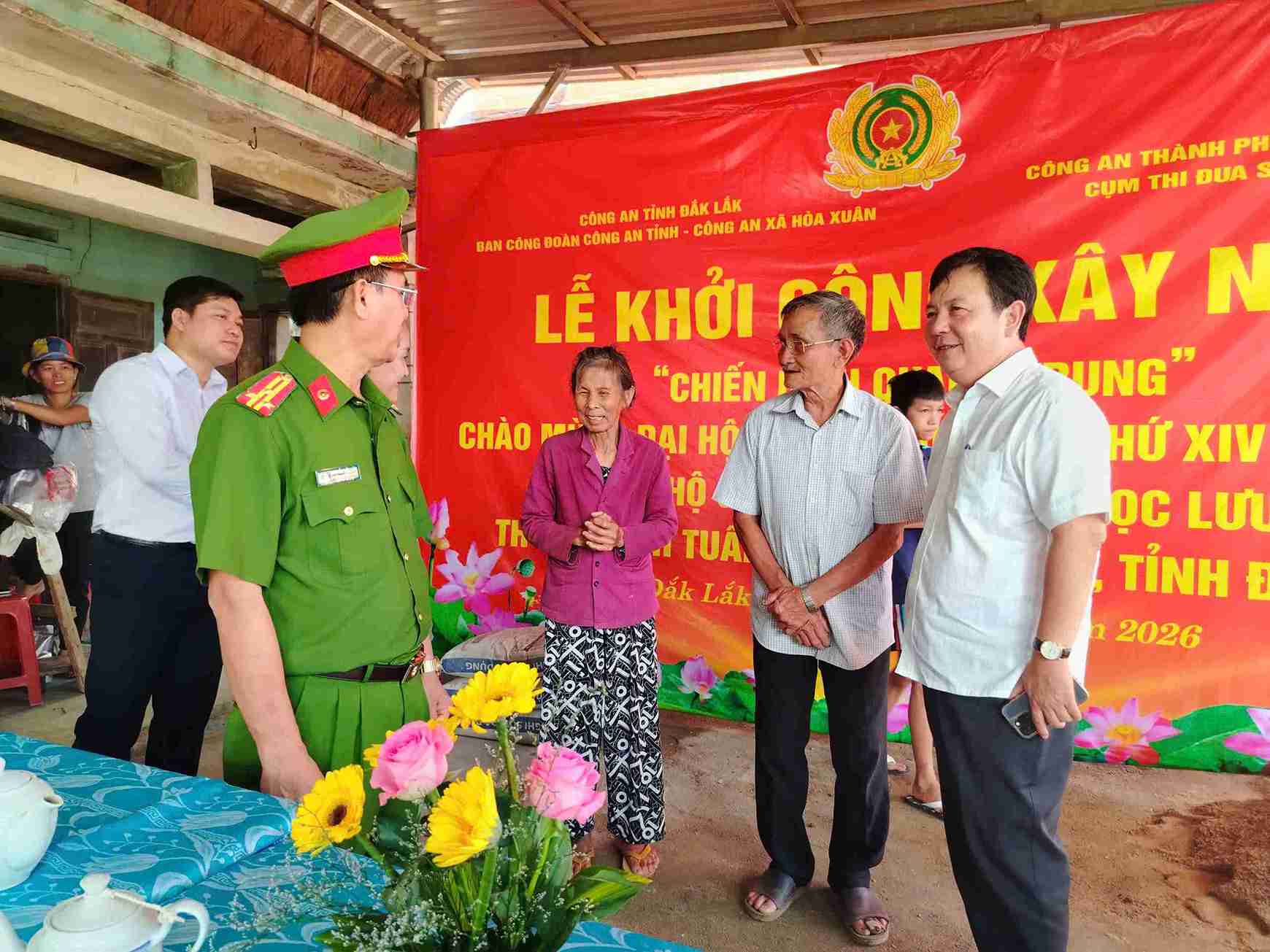The Trade Union Committee of Dak Lak Provincial Police coordinates with Emulation Cluster No. 3 of Hanoi City Police to support the construction of houses for Mr. Ho Ngoc Luu's family. Photo: Dak Lak Police
