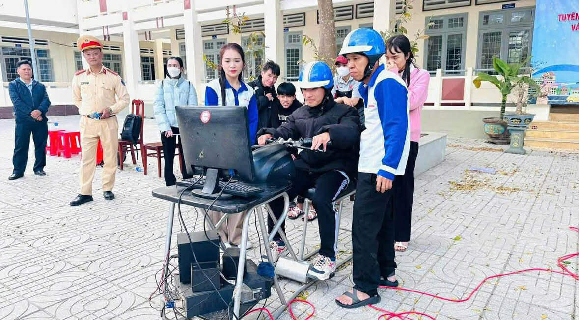 Dak Lak Provincial Traffic Police force guides students on how to drive safely and handle common situations. Photo: Police provided