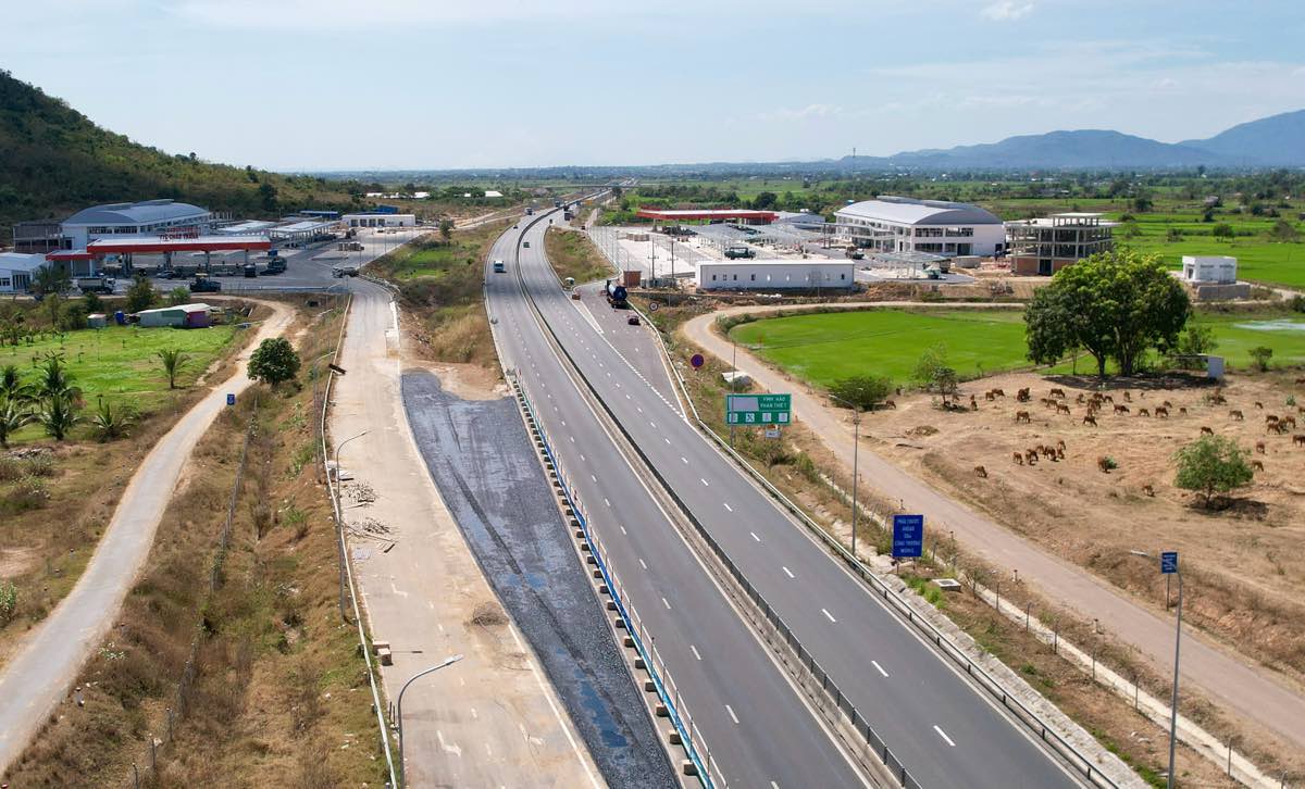 Duong ket noi tu tram dung nghi ra tuyen cao toc. Anh: Duy Tuan 