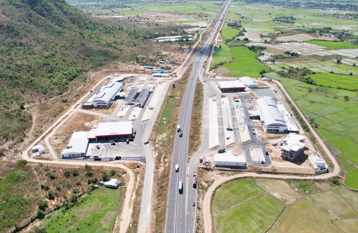 Dien mao 2 tram dung nghi ben phai va ben trai tuyen tai km205 cao toc Vinh Hao - Phan Thiet. Anh: Duy Tuan 