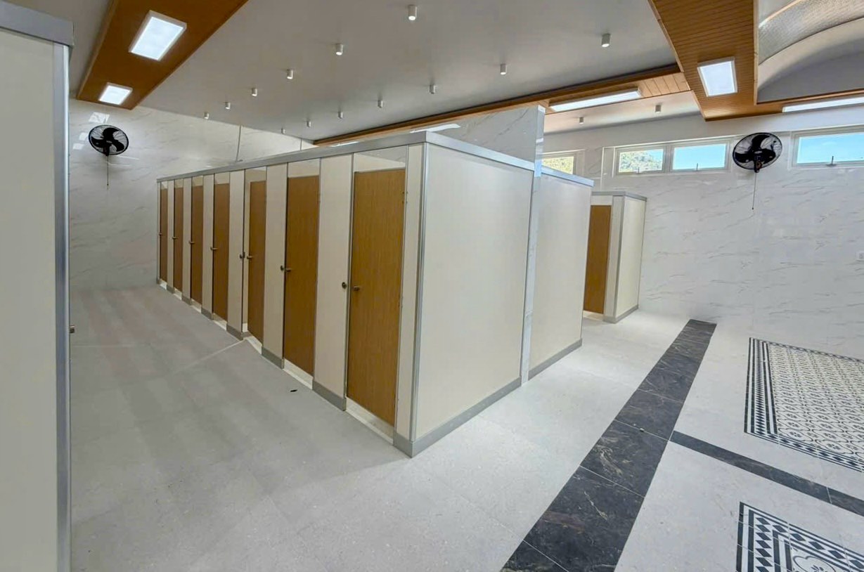 Nha ve sinh tai tram dung nghi. Anh: Pham Huy 