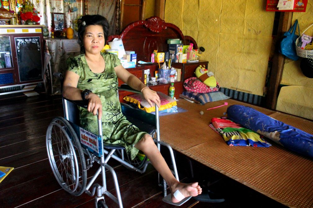 Hien ba Be Chinh chi co the di lai bang xe lan. Anh: Lam Dien