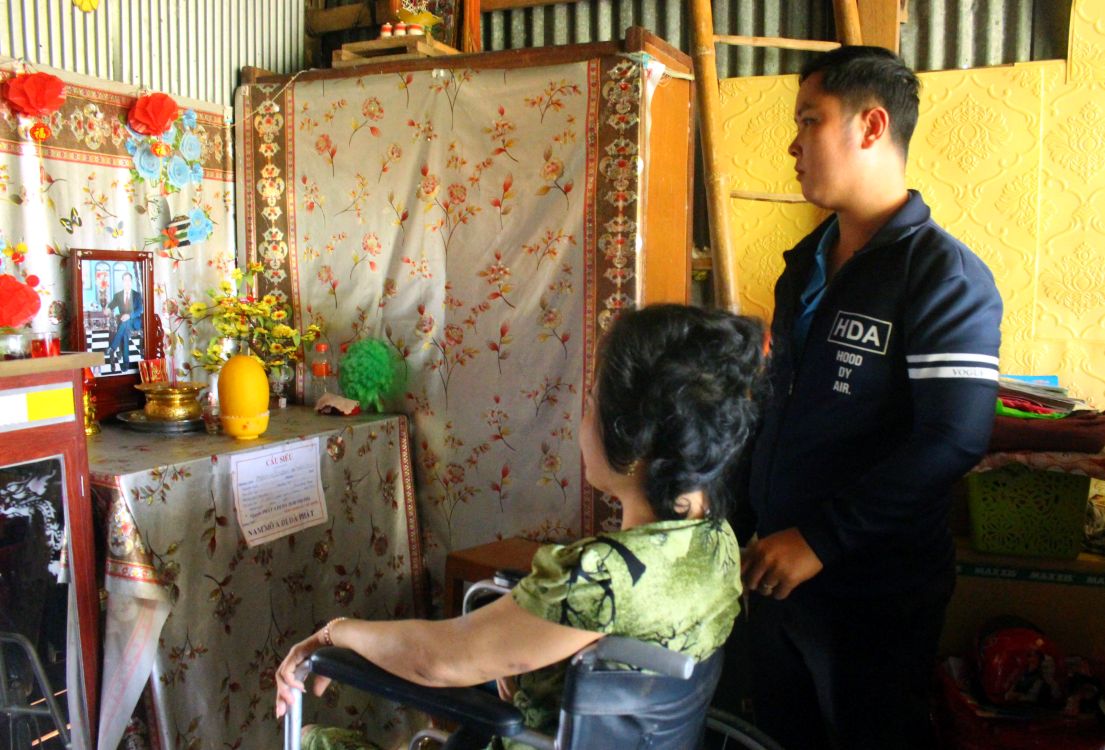 Mrs. Be Chinh asked her daughter to bring her to the altar of her husband who died of cancer. Photo: Lam Dien