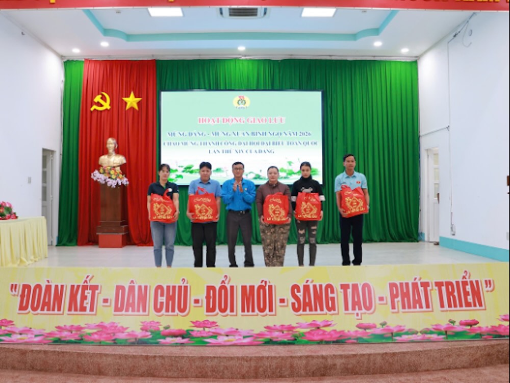Lanh dao Cong doan xa Thap Muoi trao qua Tet cho doan vien, nguoi lao dong co hoan canh kho khan. Anh: Luu Hung.