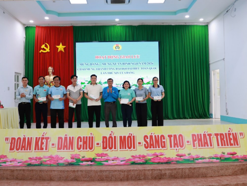 Lanh dao Cong doan xa Thap Muoi phoi hop Nha khoa Sai Gon Tam Duc trao tang suat lam rang mien phi cho doan vien, nguoi lao dong.