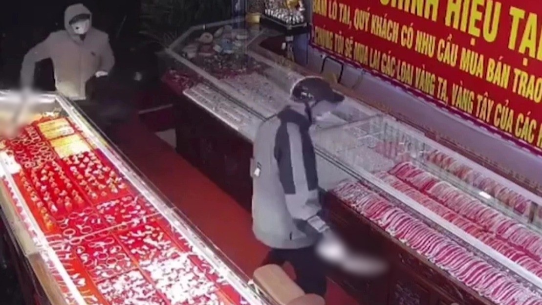 Lực lượng chức năng đang tiếp tục truy bắt các đối tượng gây ra vụ cướp tiệm vàng xảy ra trên địa bàn phường Duy Tiên. Ảnh: Diệu Anh