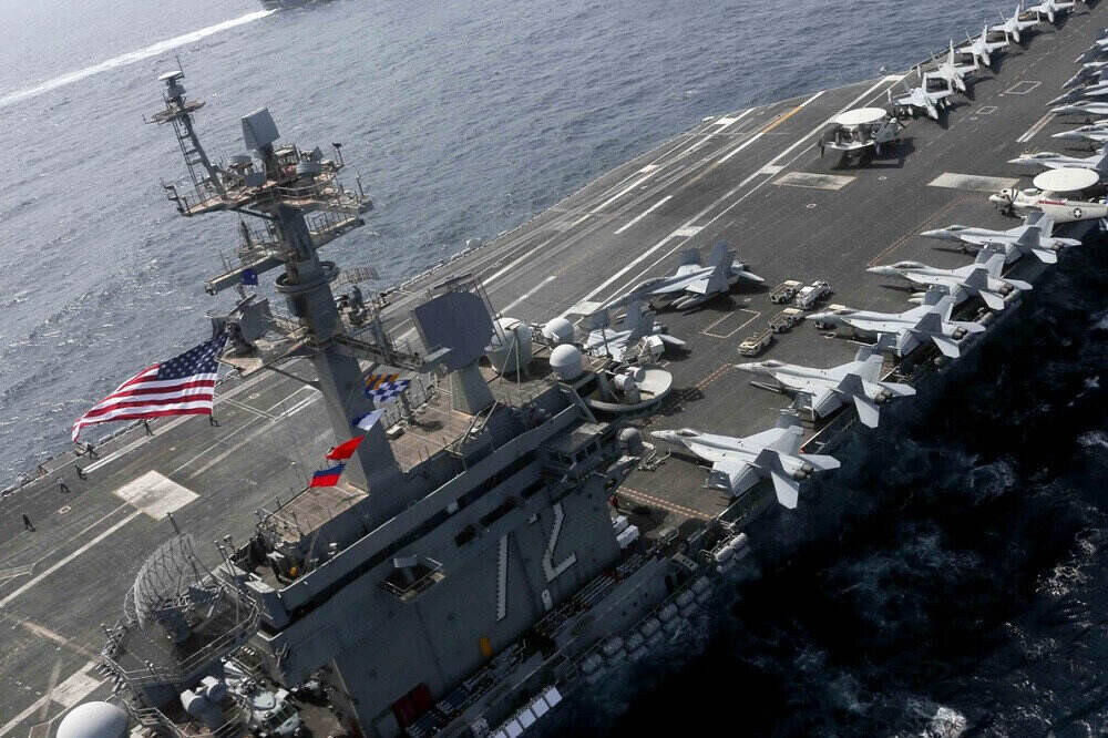 Can canh dai chi huy tren tau USS Abraham Lincoln. Anh: Seaforces 