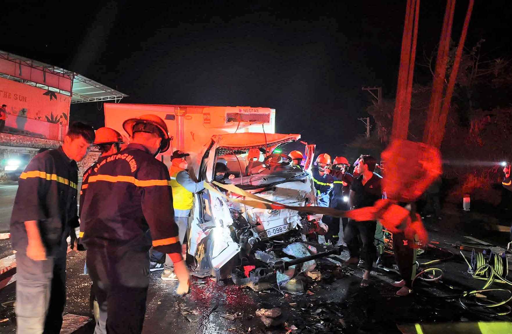 Scene of the horrific head-on collision that held two trucks on National Highway 20, killing two people. Photo: Nguyen Quan