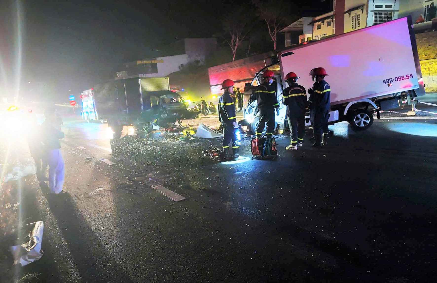 Hien truong vu tai nan dau dau giua 2 xe tai tren Quoc lo 20. Anh: Nguyen Quan 