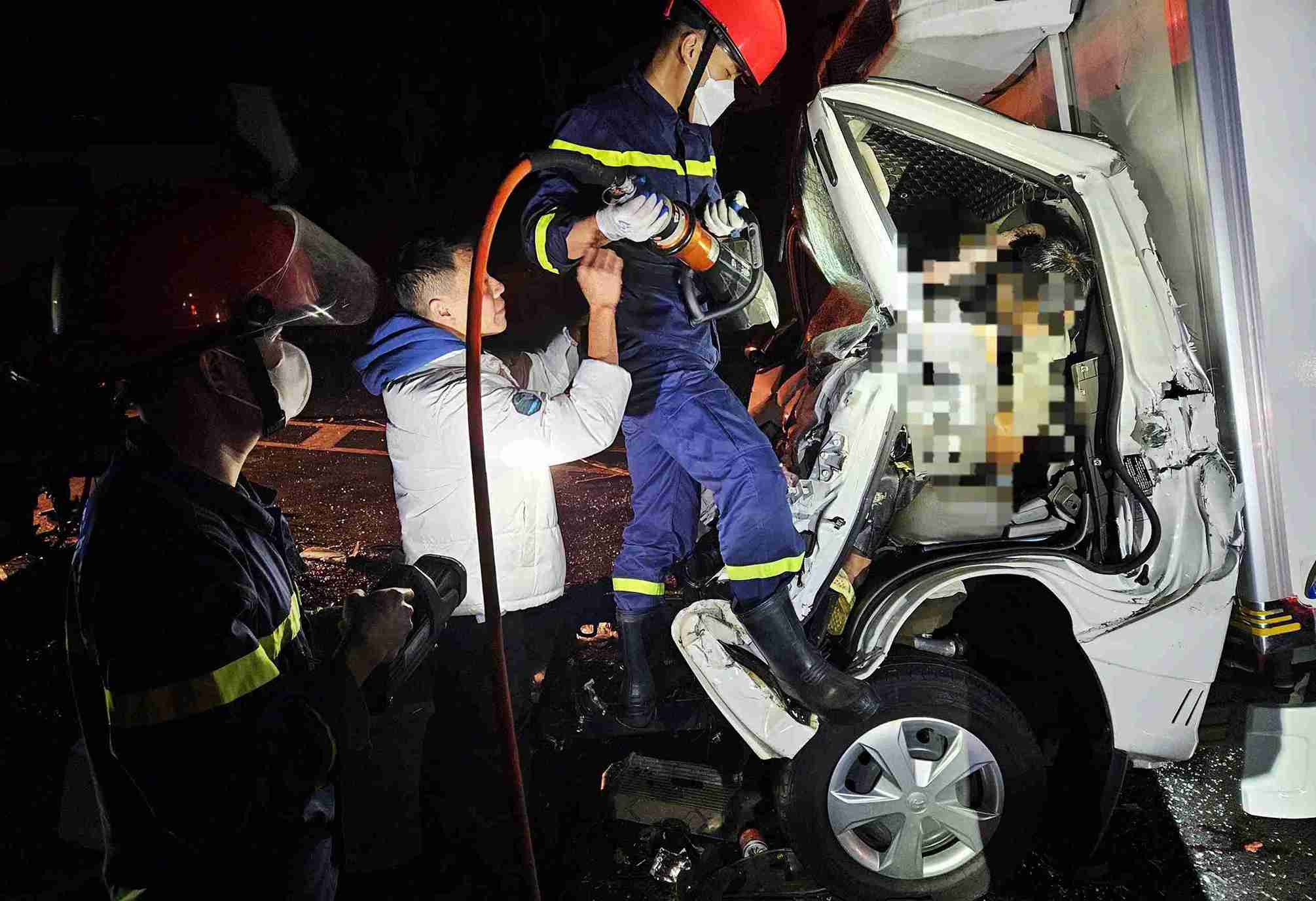 Luc luong Canh sat Phong chay chua chay va Cuu nan cuu ho phai dung may cat pha cabin xe tai 49B-098.54 de dua tai xe va phu xe mac ket ben trong ra ngoai. Anh: Nguyen Quan 