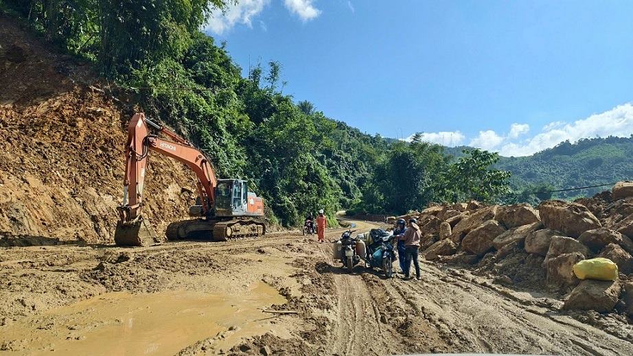Cac co quan chuc nang dang no luc khac phuc sat lo tren tuyen tinh lo 622B, tinh Quang Ngai. Anh: Vien Nguyen