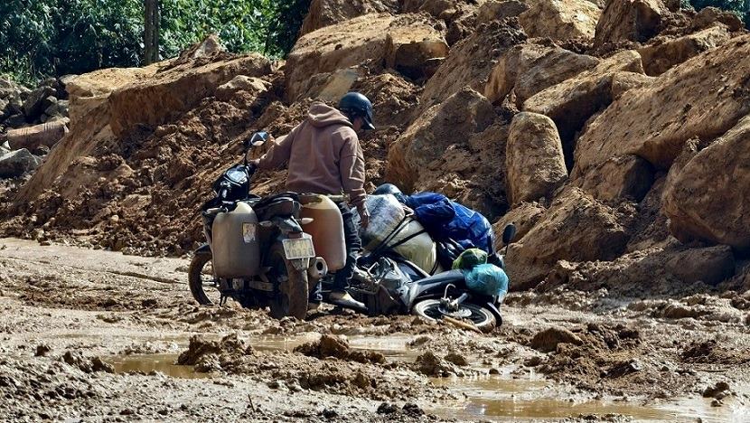 Heavy landslides on Provincial Road 622B, the section from Tra Bong commune to Tay Tra Bong communes (Quang Ngai) have caused many difficulties for people's traffic. Photo: Vien Nguyen
