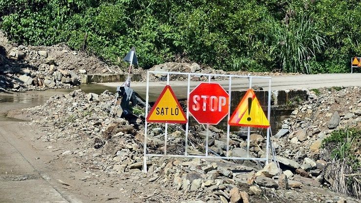 Co quan chuc nang dat nhieu bien canh bao tai nhieu khu vuc sat lo tren tinh lo 622B. Anh: Vien Nguyen