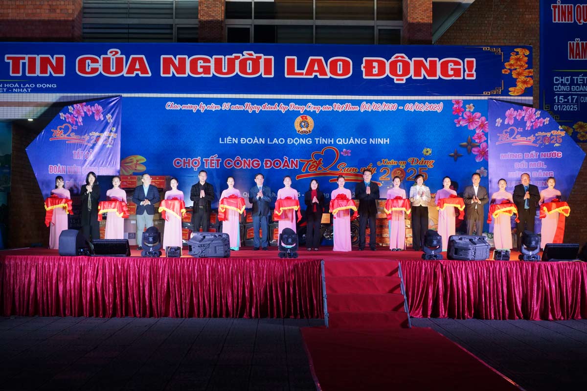 Cac dai bieu cat bang khai mac chuong trinh “Cho Tet cong doan - Tet Sum vay” nam 2025. Anh: Dieu Hoang